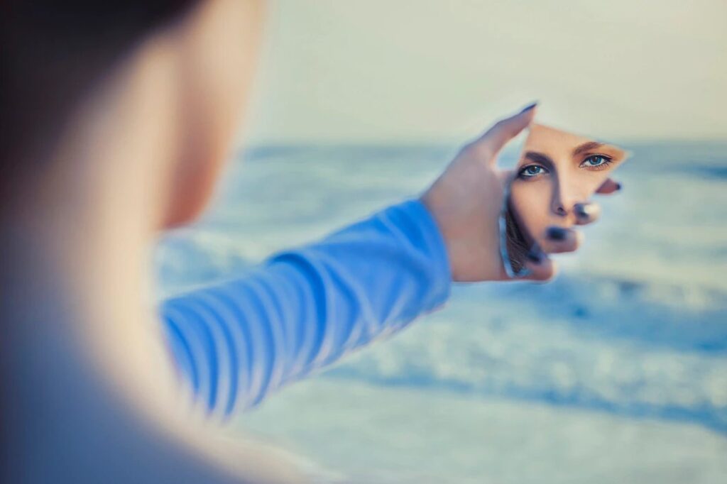 امرأة تنظر إلى المرآة